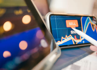 Trader multi-marchés analysant les options Bitcoin, Ethereum et forex